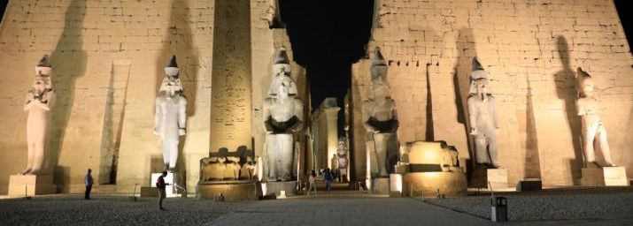 Le temple d'Amon by night à Louxor, Thèbes, Egypte