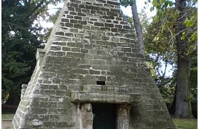 Parc Monceau : La Pyramide