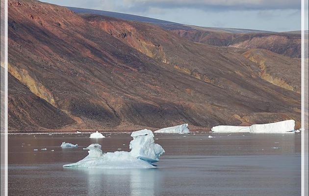 Un drôle de personnage givré dérive dans le Fjord Bowdoin - Qaanaaq - Groenland