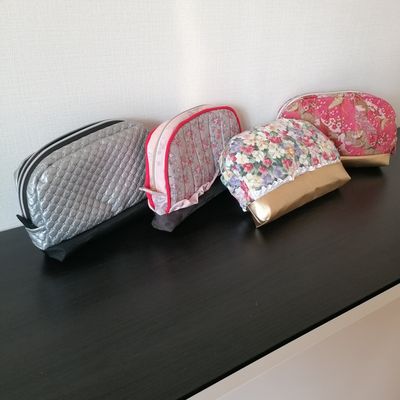 une série de trousses Manon