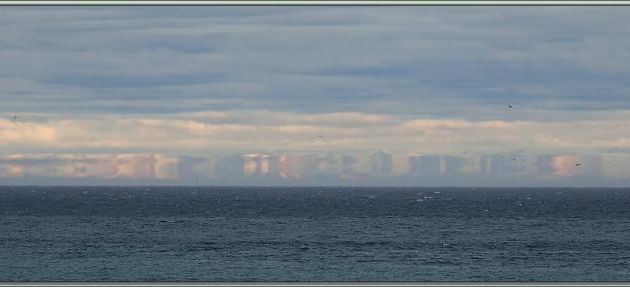 Effet mirage sur l'île Baffin (130 km de distance) vu de Dundas Harbour - Devon Island - Nunavut - Canada
