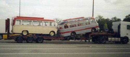 ... deux cars, ça fait bien un demi...?
