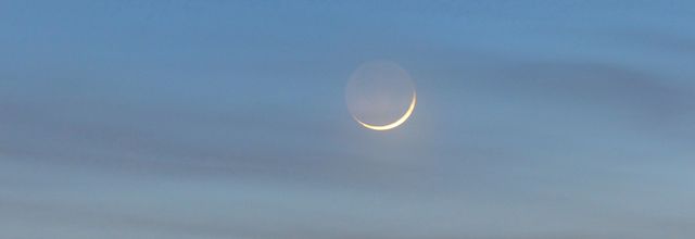 Fin croissant de Lune dans le couchant