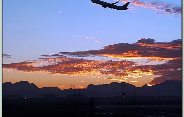27 mars 2019 : Départ du Cap avec un lever du jour superbe sur l'aéroport et arrivée à Victoria Falls (aéroport ou aérodrome ?) dans un environnement très aride
