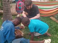 Chers amis, une semaine s’est écoulée depuis notre arrivée à Kigali et quelle semaine! Entre le choc de la guerre puis la paix puis la réalité du terrain, ce début de mission a été intense! 