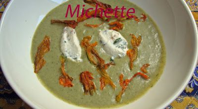 Gaspacho de courgette, quenelle de chèvre aux pignons