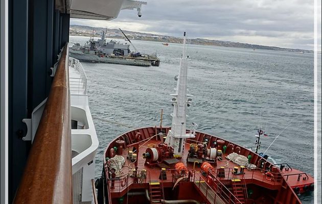 16/02/2022 : depuis notre cabine, que nous venons d'occuper, nous sommes aux premières loges pour assister au ravitaillement du Commandant Charcot en MGO (Marine Gasoil) par le Doña Ana