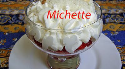 Ile flottante caramélisée, espuma à la rose et safran, salade de fraises