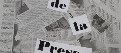 Une affiche en collage rapide de journaux