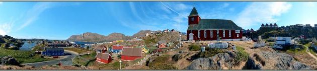 Vue panoramique sur l'église et la ville basse de Sisimiut avec son port - Groenland