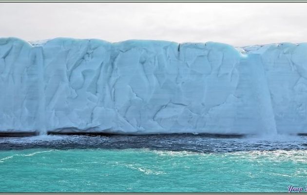 Descente en kayak de la superbe cascade glacière que nous avons pu admirer - Glacier Bråsvell (Bråsvellbreen) - Calotte glacière Austfonna - Nordaustlandet Island - Svalbard - Norvège