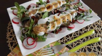 Salade printanière aux œufs durs, jeunes pousses et radis