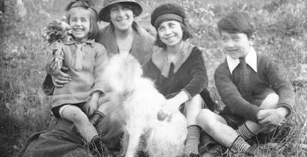Dominique (à gauche de la photo), sa mère (Esther), son frère (Denys) et sa soeur (Françoise)