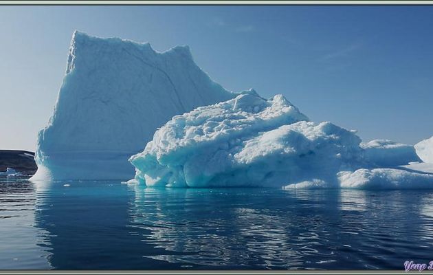 La suite de la découverte nous conduit vers une merveille qui se découpe au loin - Cimetière d'icebergs de Savissivik - Groenland