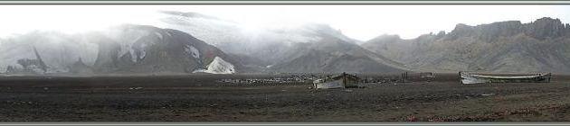 Photos panoramiques de la plage de Whaler's Bay (Baie des Baleiniers) avec ses vestiges de baleinières - Île de la Déception - Péninsule Antarctique  