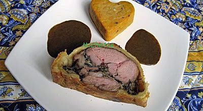 Feuilleté d'épaule d'agneau de lait farcie, flan de potiron au jus de truffe et foie gras