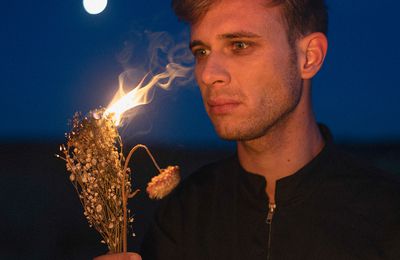 MUNE, un musicien naturaliste à découvrir avec l'album Assis au bord du monde