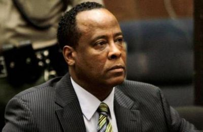 CONRAD MURRAY PERD SON DROIT D'EXERCER 