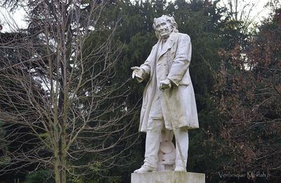 Jardin des Plantes de Paris : Statue de Michel-Eugène Chevreul (1786-1889)