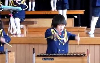 Cette enfant joue du xylophone comme personne