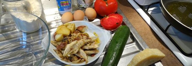 Quiche courgettes, reste de poulet , tomates