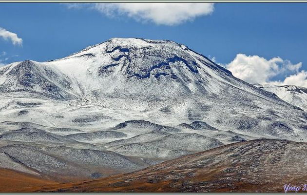 17/03/2022 suite : nous arrivons à la lagune de Tuyajto ceinturée de volcans blanchis par la neige de la veille et de monts aux terres colorées - Désert d'Atacama - Chili