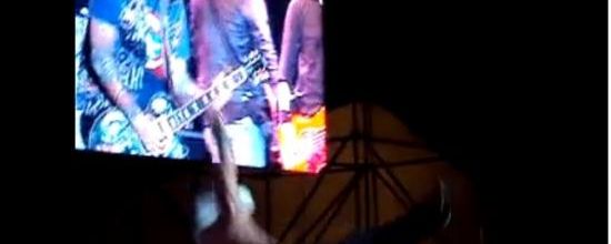 Quand Axl Rose se prend une gamelle en plein concert
