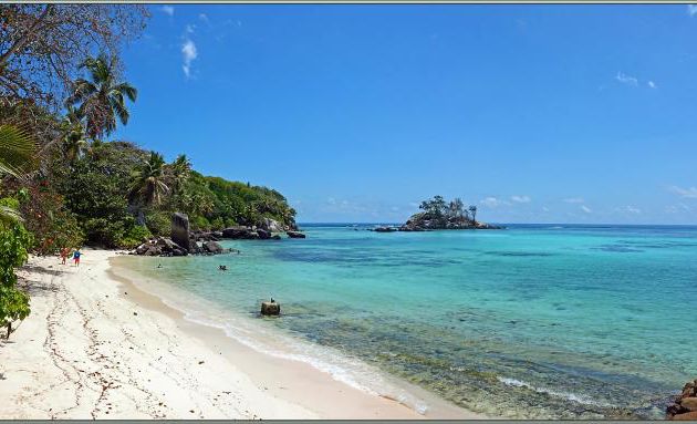 Après deux ans d'arrêt, reprise des voyages ... Première photo de ce dernier vers les Seychelles : Anse Royale et son îlet Souris - Sainte-Anne - Mahé