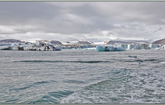 Déjà plus d'une heure de navigation en Zodiac. Nous faisons demi-tour pour rejoindre le navire tout en longeant encore ce sublime Glacier Negribreen - Spitzberg - Svalbard - Norvège