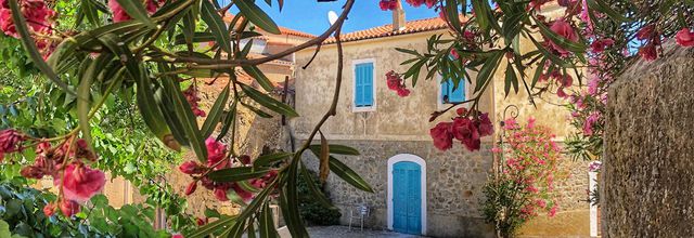 Dans les ruelles de Santa-Reparata-di-Balagna   -   Corse