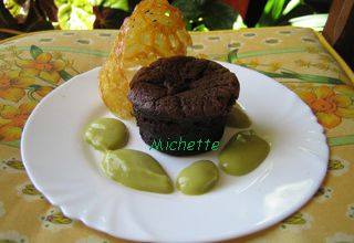 Moelleux au chocolat, tuile à l'orange et crème à l'avocat, rhum et vanille