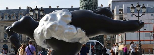 « The Pursuer » (« Le poursuivant ») et « Float to Sukhavati » (« Flottant vers Sukhavati ») de l'artiste taïwanais Li Chen, Place Vendôme, Paris 1er