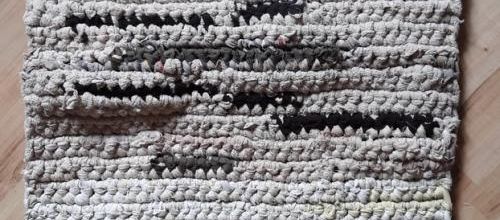 Un tapis en traphilo beige