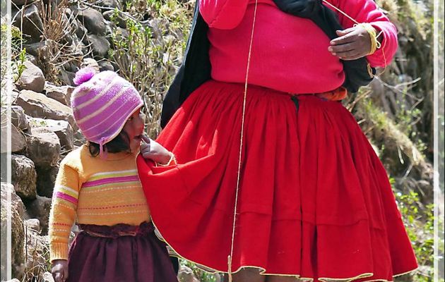 Fileuse et sa petite apprentie - Huillanopampa - Île Taquile - Lac Titicaca - Pérou