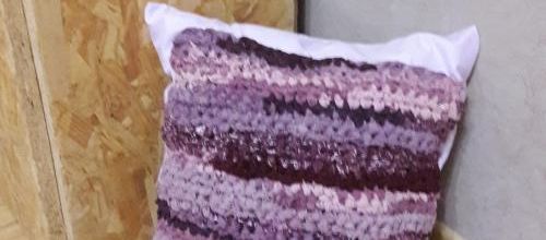 Un coussin en traphilo mauve