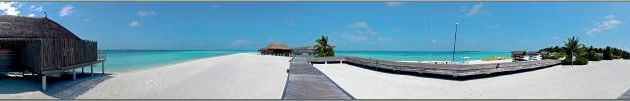 Panoramas sur la grande plage de Moofushi, peu fréquentée tellement le soleil tape fort !  - Atoll d'Ari - Maldives