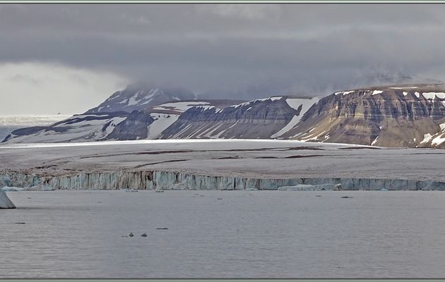 13/07/2024 après-midi : rencontre avec quelques beaux icebergs le long du glacier Negribreen - Spitzberg - Svalbard - Norvège