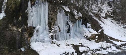 Cascade de glace et château de Bran (château de Dracula)