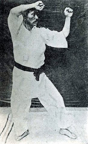 Gichin Funakoshi (1868-1957) exécutant les premiers mouvements du kata ''Heian Nidan''.gif