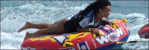 Rihanna s'amuse avec ses amis à la Barbade