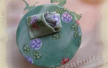 Une souris dans son lit fleuri (boîte verte)