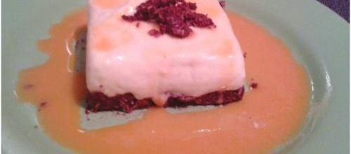 Gâteau mousse mangue et coulis de passion