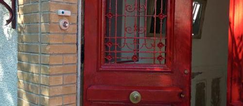 La porte d'entrée.