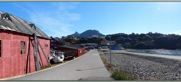 Départ pour la visite de Sisimiut en empruntant la rue principale - Groenland