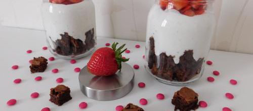 Trifle aux fraises, brownie et crème coco 