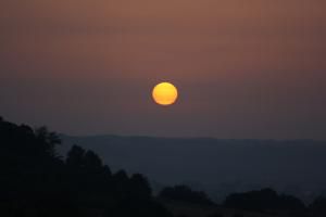 Réfraction atmosphérique et lever de soleil