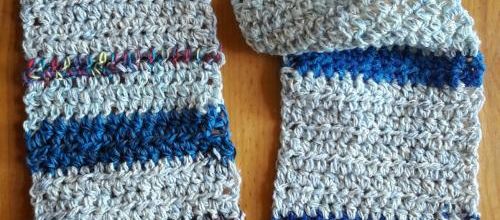 Une écharpe crochetée bleu clair