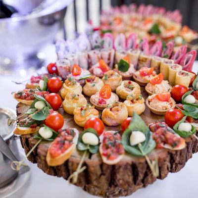 Comment un maître d’hôtel prépare une salle avant l’arrivée des invités