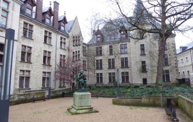 BOURGES  -  MAISONS  A  COLOMBAGES  ET  CHATEAUX