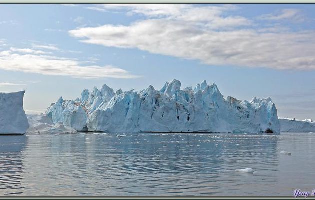 Parfois les icebergs sont équipés de néons - Baie de Disko - Groenland